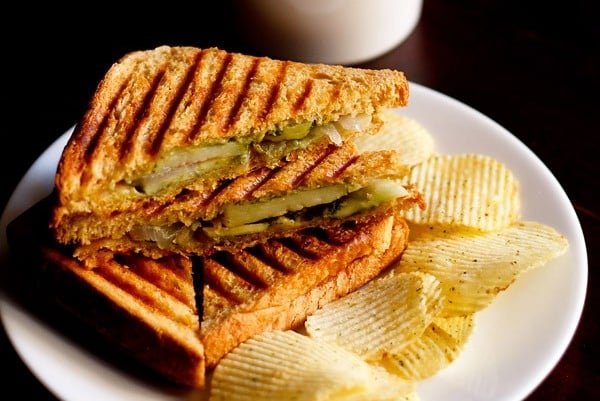 Vegetable Sandwich with chips